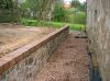17-m-Natursteinmauer mit Klinkerabdeckung