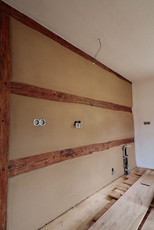 Wandaufbau mit Fachwerk und Lehmputz