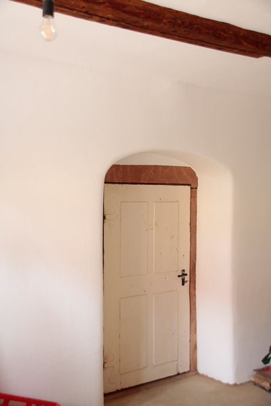 Flur mit historischer Tür und Einfassung aus Porphyr